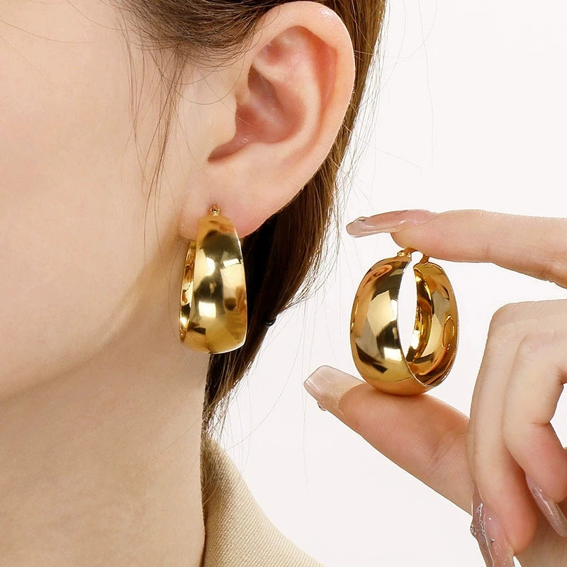 Glossy Curved Round Earrings