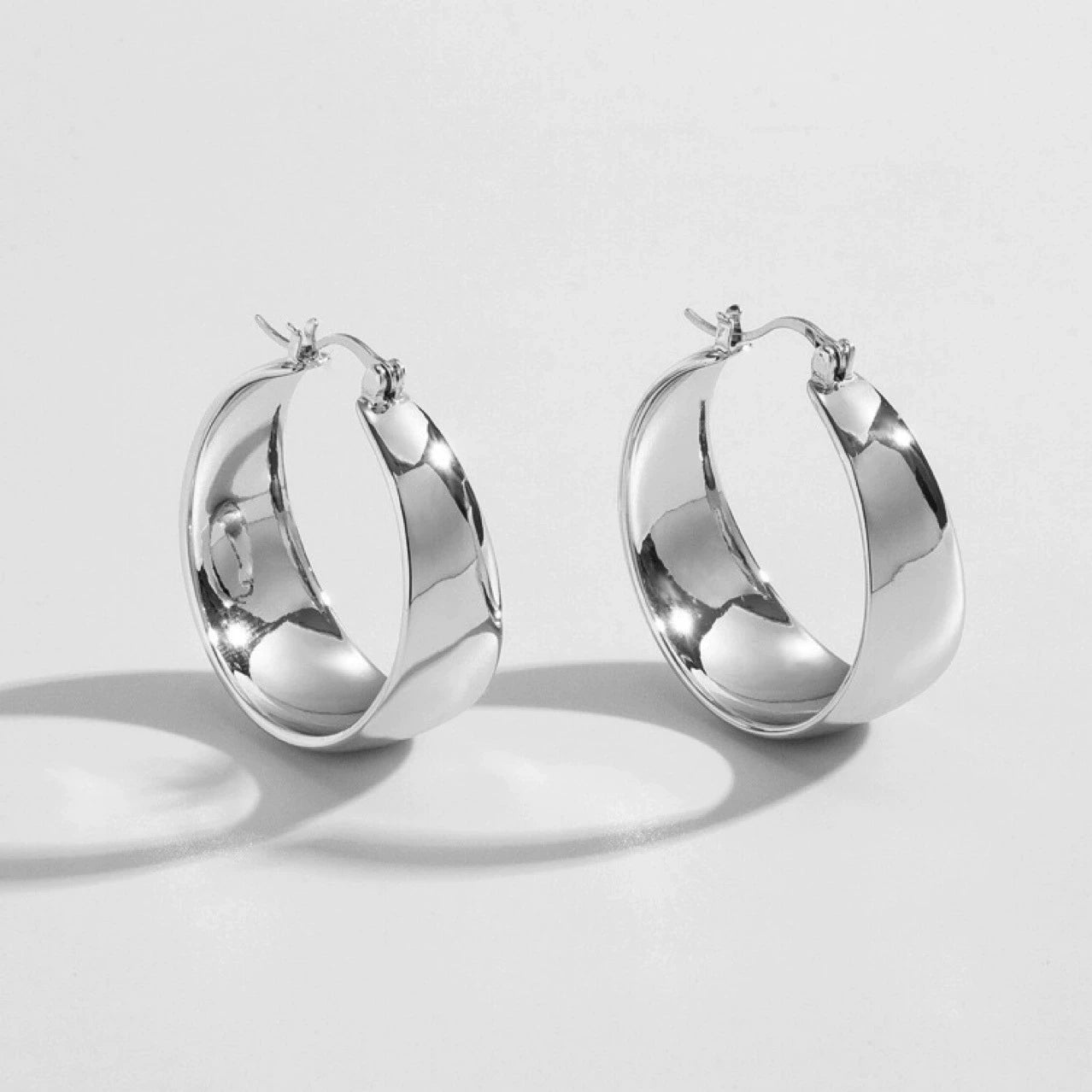 Glossy Curved Round Earrings